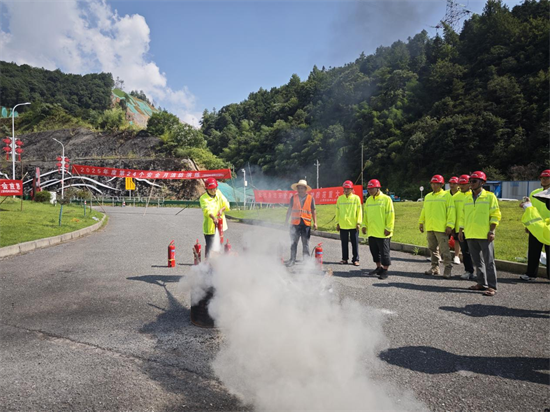 配资头条官网 应急处置能力再升级 信州公路中心开展隧道消防应急救援演练